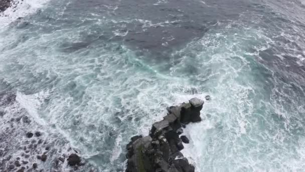 Vista Aérea Del Océano Azul Irlandés Alta Profunda Pendiente Destino — Vídeos de Stock