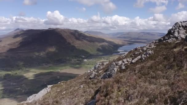 Panoramiczny Spacer Polnej Drodze Irlandzkiej Górze Pochmurny Dzień Lecie Wioska — Wideo stockowe