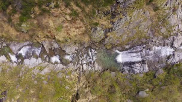 Pemandangan Udara Air Terjun Mengalir Melalui Bebatuan Pegunungan Kedua Sisi — Stok Video