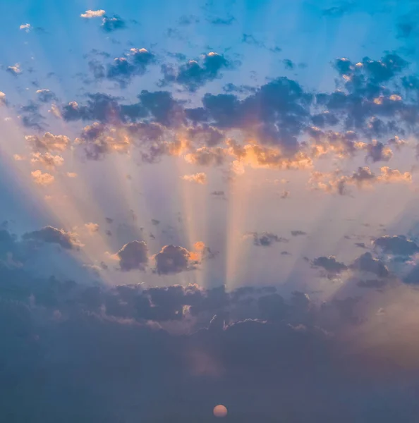Голубое Оранжевое Небо Заката Лучами Солнца Проходящими Сквозь Облака Природный — стоковое фото