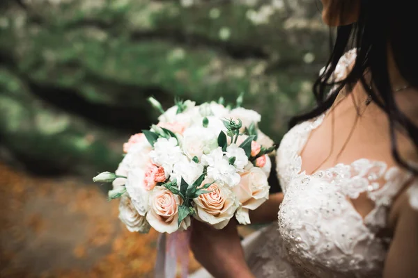 Novia celebración grande y hermoso ramo de bodas con flores — Foto de Stock