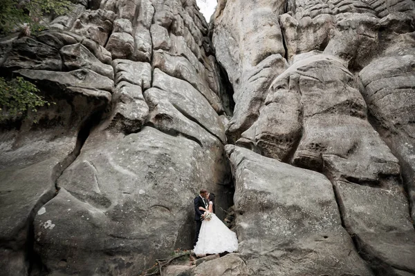 Amare marito e donna sullo sfondo delle montagne. Coppia amorevole trascorre emotivamente tempo — Foto Stock