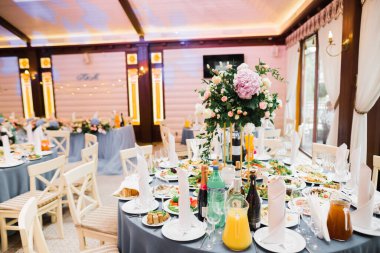 Düğün töreni için süslemeler. Güzel çiçekler.