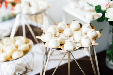 Lezzetli düğün resepsiyonu, tatlı masası.