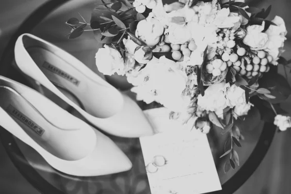 Piękne stonowane zdjęcie z obrączkami ślubnymi i butami ślubnymi — Zdjęcie stockowe