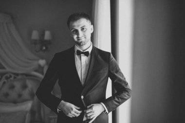 Genç ve yakışıklı bir adam iş toplantısından sonra bir otelde dinleniyor.