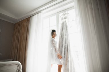 Tüylü, lüks makyaj, saç stili, stüdyo içi fotoğraf çekimi olan güzel bir gelin.