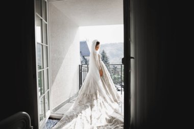 Zarif beyaz elbiseler içinde güzel bir gelin