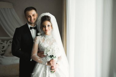 Romantik düğün anı, yeni evli çiftin gülümseyen portresi, gelin ve damadın kucaklaşması