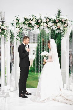 Genç ve güzel bir çiftin yakın çekimi.