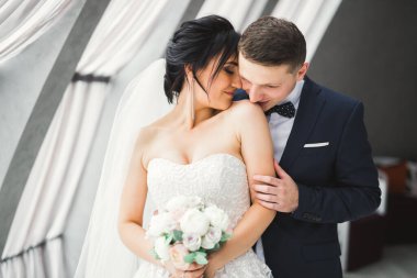 Genç ve güzel bir çiftin yakın çekimi.