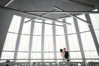 Romantik düğün anı, yeni evli çiftin gülümseyen portresi, gelin ve damadın kucaklaşması