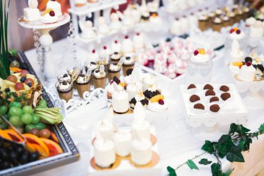 Lezzetli düğün resepsiyonu, tatlı masası.