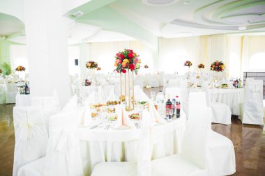 Düğün töreni için hazırlanmış bir restoranın içinde.