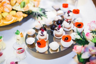 Düğün şekeri büfesinde lezzetli tatlılar, tatlılar, kekler.