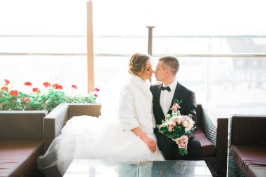 Romantik düğün anı, yeni evli çiftin gülümseyen portresi, gelin ve damadın kucaklaşması