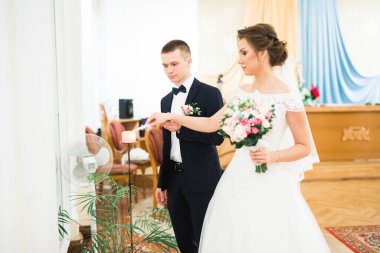 Gelin ve damat kilisede mum tutuyorlar.