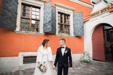 Düğün günü el ele tutuşan çift, damat ve gelin.