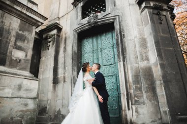 Güzel bir çift eski şehirde öpüşüyor.