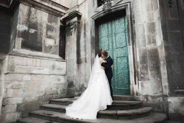 Lüks evli çift, gelin ve damat eski şehirde poz veriyor.