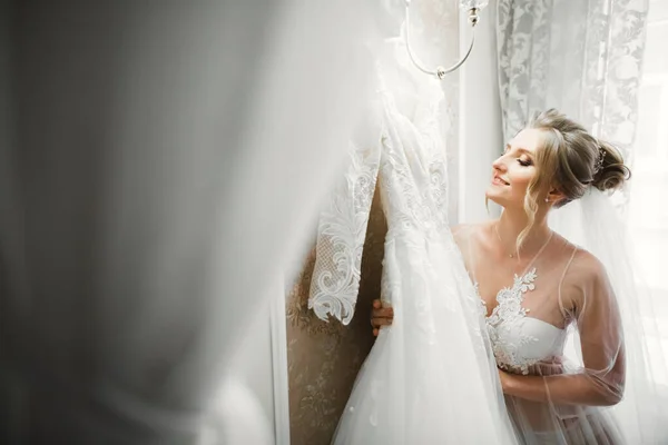 美丽的新娘身穿时尚婚纱，羽毛飘逸，妆容华丽，发型华丽，室内摄影 — 图库照片