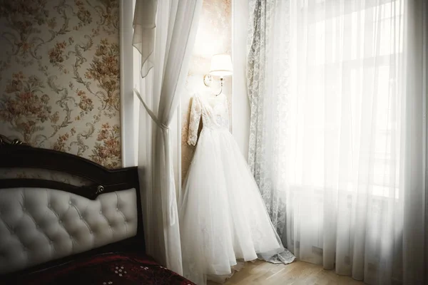 The perfect wedding dress in the room of the bride — Stock Photo, Image