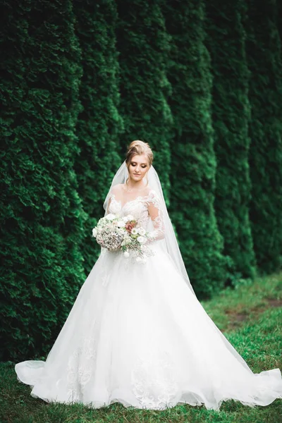 Novia de boda de lujo, niña posando y sonriendo con ramo — Foto de Stock