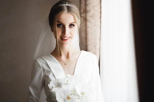 Portrét krásné módní nevěsty, sladké a smyslné. Svatební make-up a vlasy — Stock fotografie