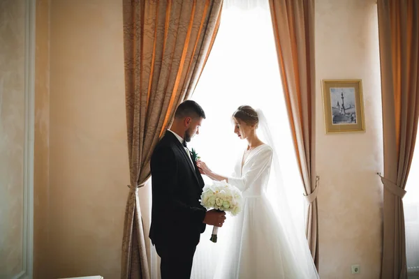 Primo piano di una bella giovane coppia di sposi — Foto Stock