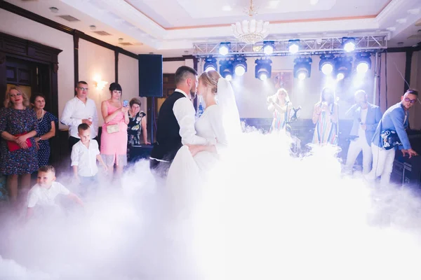 Primer baile de boda de pareja recién casada en restaurante — Foto de Stock