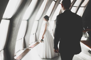 Lüks evli çift, gelin ve damat eski şehirde poz veriyor.