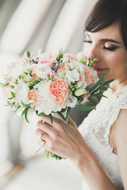 Gelinlik giymiş güzel moda gelin pozu