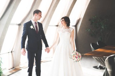 Lüks evli çift, gelin ve damat eski şehirde poz veriyor.