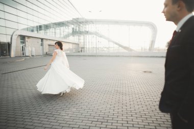 Lüks evli çift, gelin ve damat eski şehirde poz veriyor.