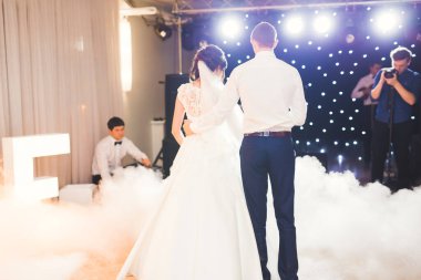 Güzel bir düğün çifti yeni evlendi ve ilk danslarını ediyorlar.