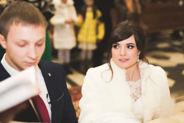 Matrimonio coppia in attesa e sposo sposarsi in una chiesa — Foto Stock