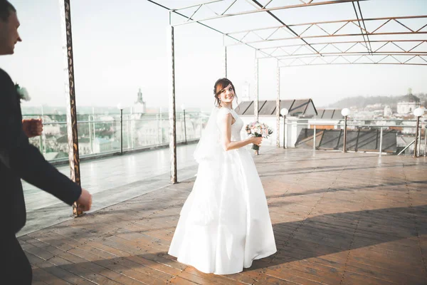 Wunderschönes Hochzeitspaar zu Fuß in der Altstadt von Lviv — Stockfoto