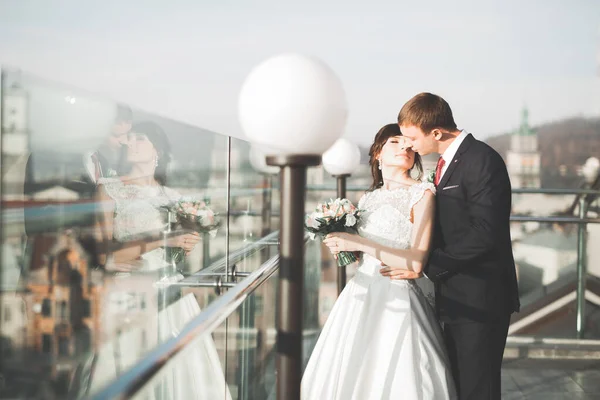 Stylowy piękny ślub para całowanie i przytulanie na tle panoramiczny widok na stare miasto — Zdjęcie stockowe