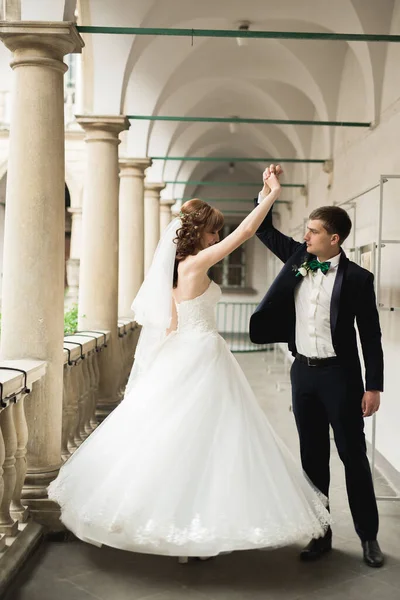 Casamento de luxo casal, noiva e noivo posando na cidade velha — Fotografia de Stock