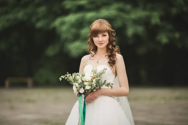 Schöne Luxusbraut im eleganten weißen Kleid — Stockfoto