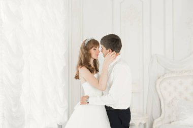 Gelin ve damat el ele tutuşuyor.