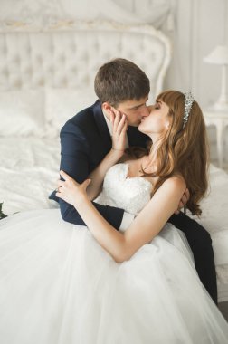 Genç bir çiftin şehvetli portresi. Açık hava.