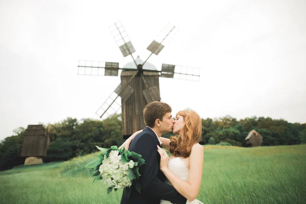 Bella sposa emotiva che abbraccia lo sposo appena sposato a un primo piano di campo — Foto Stock