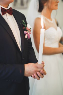 Düğün çifti kilisede evleniyor.