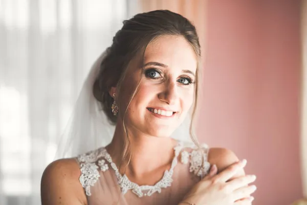 Retrato de novia hermosa con velo de moda en la mañana de la boda — Foto de Stock