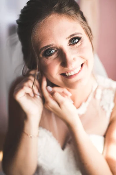 Retrato de novia hermosa con velo de moda en la mañana de la boda — Foto de Stock