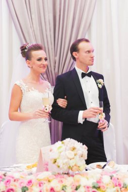 Mükemmel bir çift gelin ve damat düğün günlerinde poz verip öpüşürler.