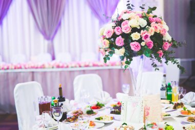 Düğün töreni için hazırlanmış bir restoranın içinde.