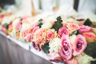 Düğün töreni için hazırlanmış bir restoranın içinde.