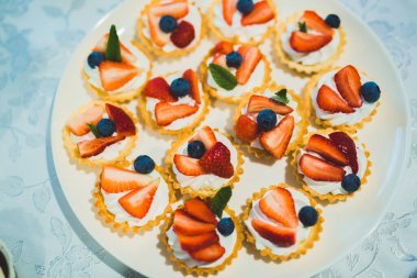 Düğün şekeri büfesinde lezzetli tatlılar, tatlılar, kekler.